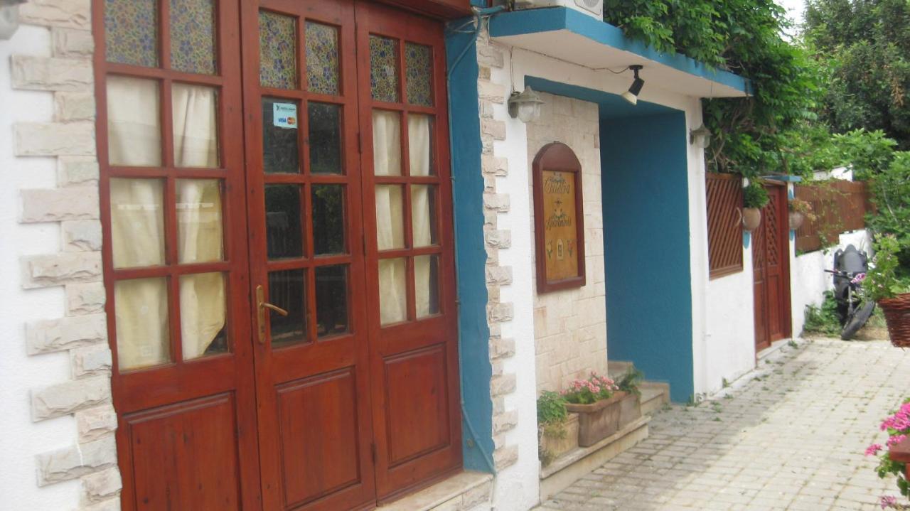 Theodora Aparthotel Makrýgialos Exterior foto